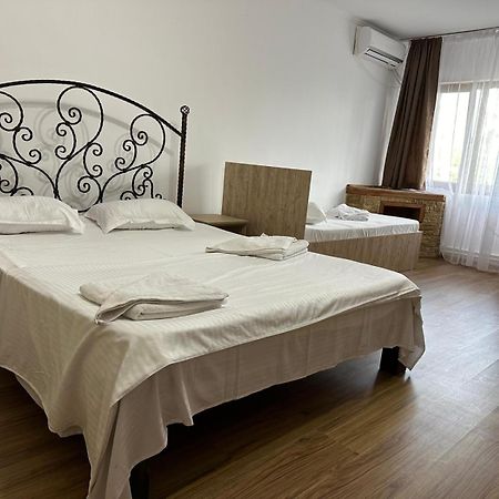 רימניקו סראט Pensiune Restaurant Rustic Rm Sarat מראה חיצוני תמונה